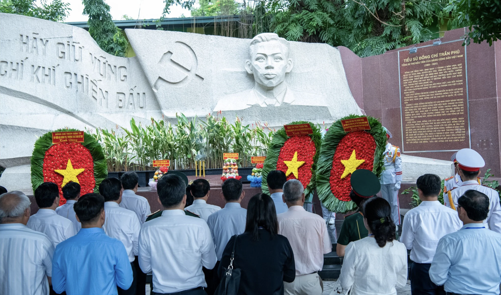 国会主席陈青敏率团赴胡志明市瞻仰英烈并敬献花圈