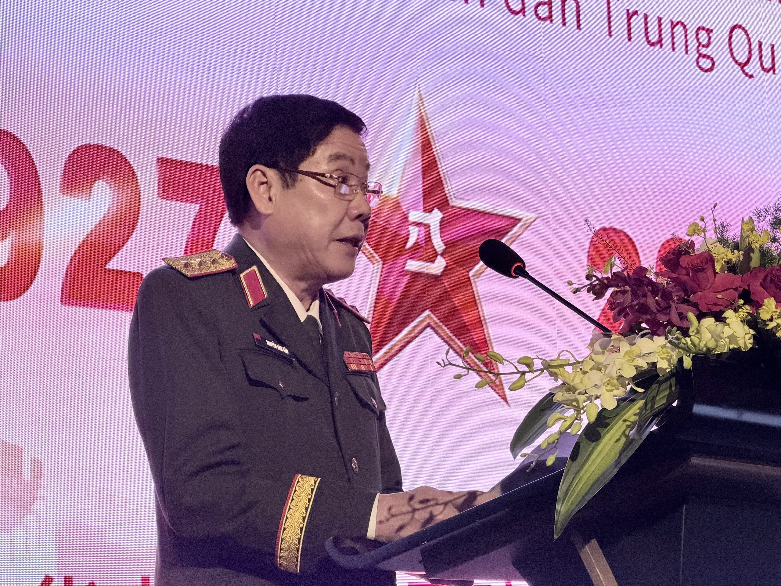 阮文熊上将在招待会上发言 阮文熊上将在招待会上发言