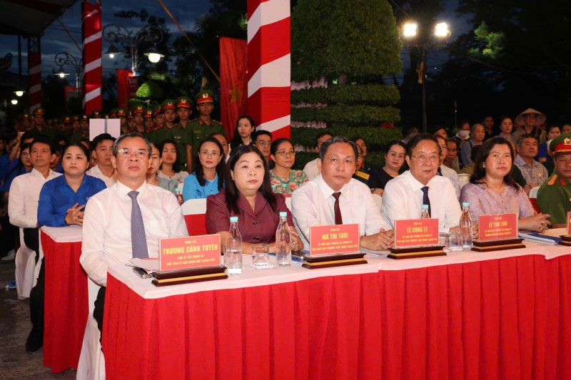Cần Thơ: Thắp nến tri ân, tiếp nối truyền thống Cần Thơ: Thắp nến tri ân, tiếp nối truyền thống