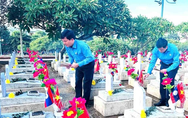 ຖະຫວາຍທູບທຽນລະນຶກເຖິງບັນດາວີລະຊົນພົນສະຫຼະ ຢູ່ສຸສານວີລະຊົນພົນສະຫຼະສາກົນ ຫວຽດນາມ - ລາວ