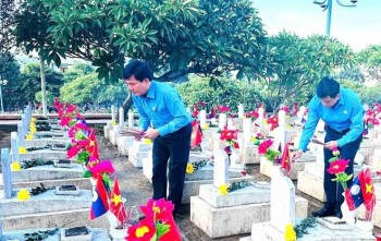 ຖະຫວາຍທູບທຽນລະນຶກເຖິງບັນດາວີລະຊົນພົນສະຫຼະ ຢູ່ສຸສານວີລະຊົນພົນສະຫຼະສາກົນ ຫວຽດນາມ - ລາວ