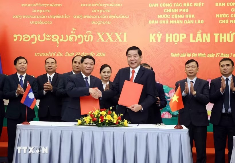 Thượng tướng Nguyễn Văn Gấu (phải), Thứ trưởng Bộ Quốc phòng, Trưởng ban Ban Công tác đặc biệt Chính phủ Việt Nam và Thượng tướng Vongsone Inpanphim (trái), Bí thư Trung ương Đảng, Thứ trưởng Bộ Quốc phòng, Chủ nhiệm Tổng cục Chính trị Quân đội Nhân dân Lào, Trưởng ban Ban Công tác đặc biệt Chính phủ Lào ký Biên bản Kỳ họp. (Ảnh: Xuân Khu/TTXVN)
