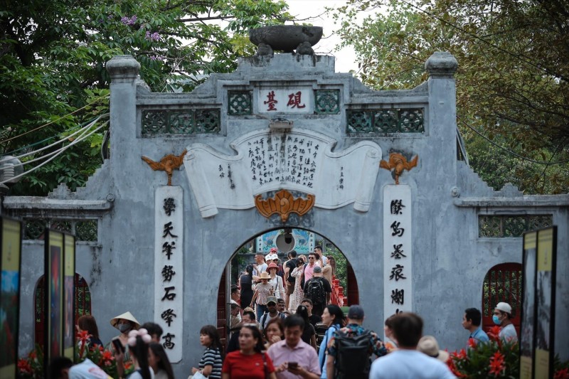 Numerous tourists visit Ngoc Son Temple, which shows the attractiveness of Hanoi's historical-cultural sites to visitors. (Photo: VNA)
