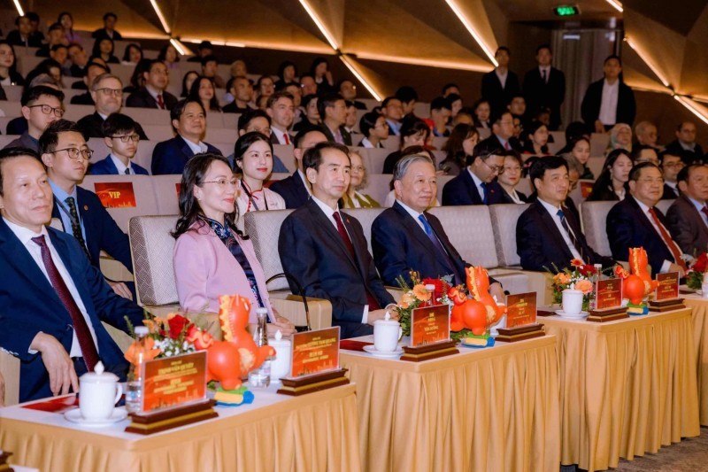 រួមប្រយោជន៍រួមចិត្ត រួមសុខទុក្ខជាមួយគ្នា រក្សាជំហានទៅមុខ ឆ្ពោះទៅរកអនាគតដ៏ភ្លឺស្វាងនៃសហគមន៍ចែករំលែកអនាគតវៀតណាម - ចិន