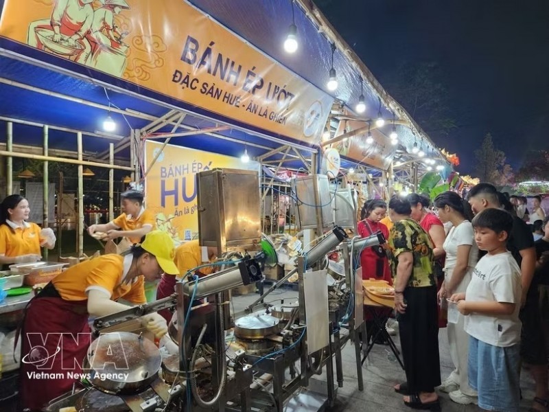 Visitors sample Hue's traditional specialties during the Hue Traditional Cuisine Week 2024. (Photo: VNA)