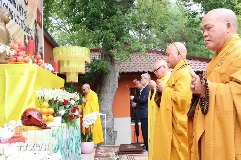 The requiem ceremony honoring fallen heroes and martyrs was solemnly conducted in accordance with Buddhist rituals. (Photo: Thu Hang/VNA)