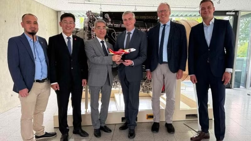Ambassador Nguyen Dac Thanh and a VietJet Air representative present a commemorative gift to a leader of the German Federal Aviation Office. (Photo: Vietnamese Embassy in Germany)