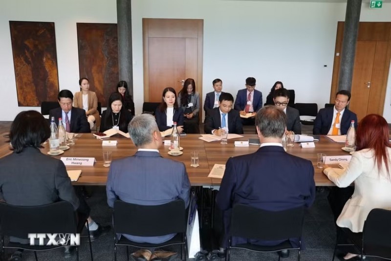 Deputy Prime Minister Nguyen Van Thang and the Vietnamese delegation meet with representatives of the World Economic Forum (WEF) in Geneva. (Photo: Anh Hien/VNA)