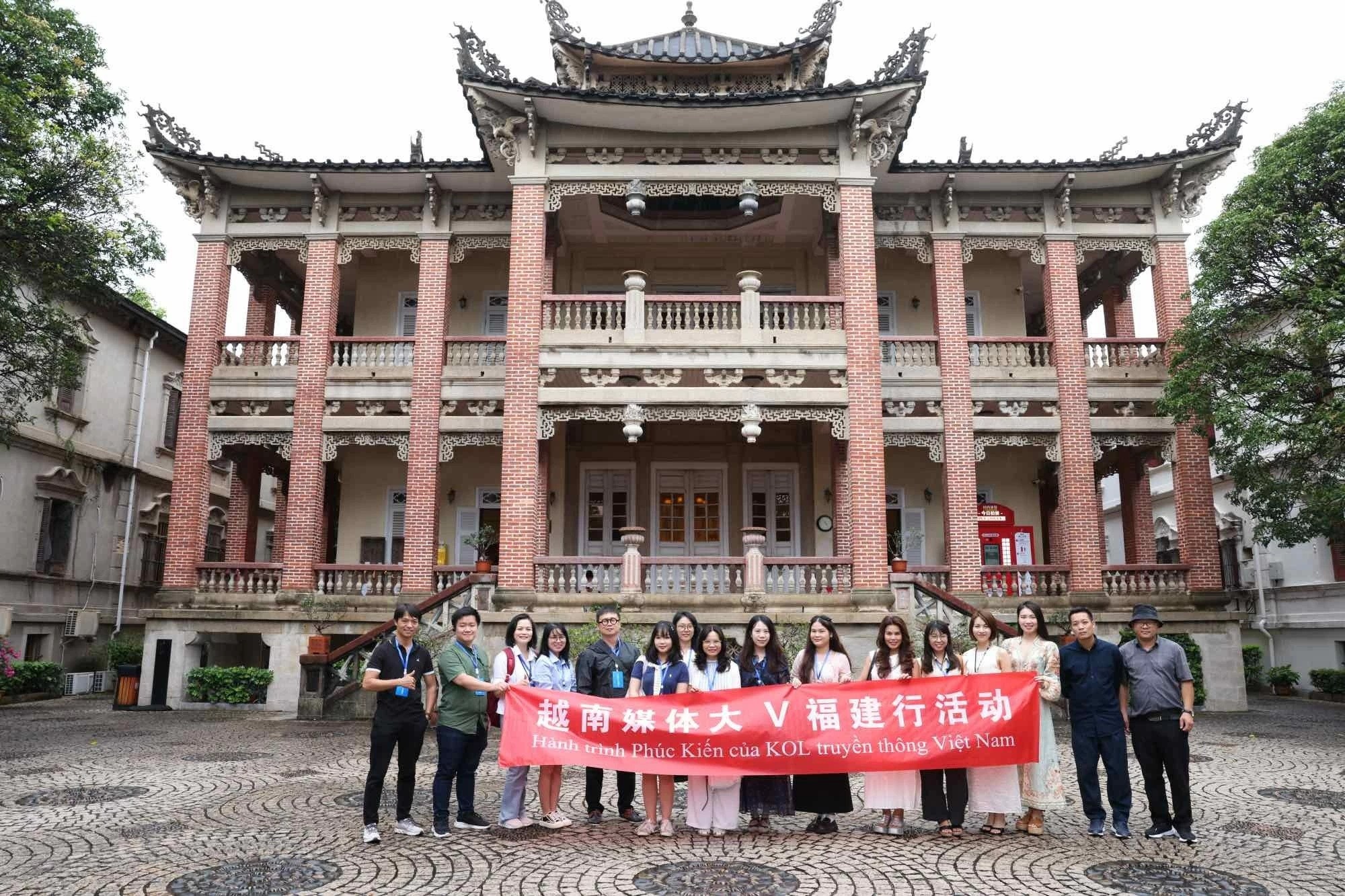 同心协力、携手奋进,共创越中命运共同体更加光明的未来 同心协力、携手奋进,共创中越命运共同体更加光明的未来