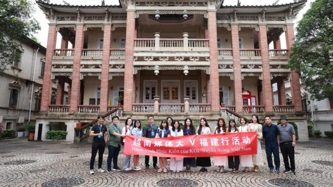 同心协力、携手奋进，共创中越命运共同体更加光明的未来