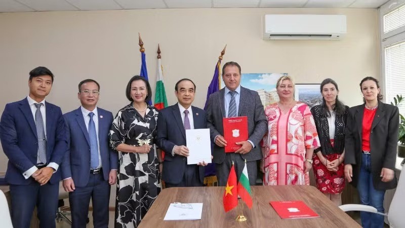 President of Hanoi Medical University - Professor Dr. Nguyen Huu Tu and Rector of the Medical University of Sofia - Professor Boycho Landjov signed a Memorandum of Understanding (MoU). (Photo: Embassy of Vietnam in Bulgaria)