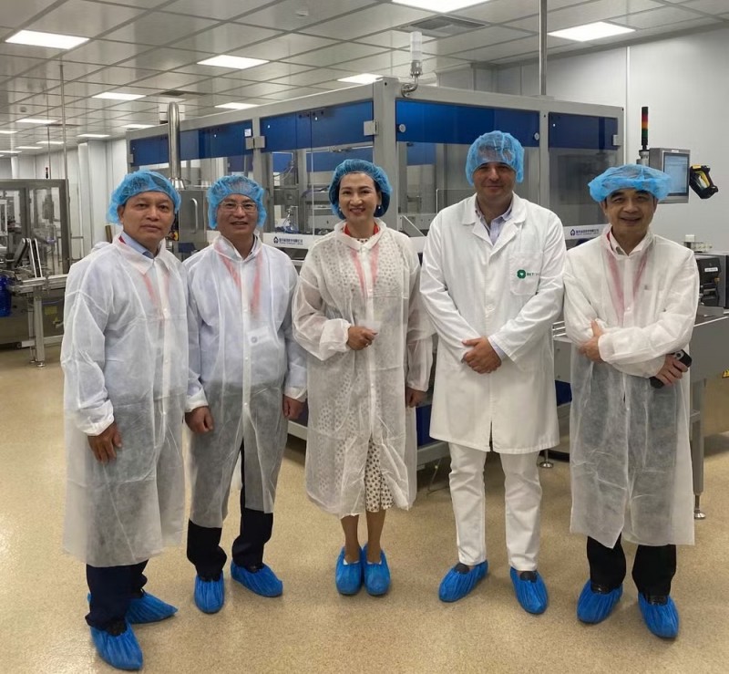 The delegation visits the pharmaceutical production line of DANHSON, a Bulgarian pharmaceutical company. (Photo: Embassy of Vietnam in Bulgaria)