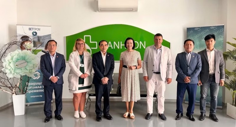 The delegation visits DANHSON and takes a group photo with the company's leadership. (Photo: Embassy of Vietnam in Bulgaria)