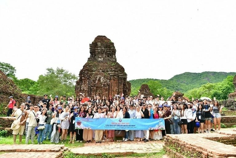 យុវជន និងនិស្សិតជាជនជាតិវៀតណាមនៅបរទេសលើសពី ១០០ នាក់មកពី ៣២ ប្រទេសនិងដែនដី បានចូលរួមកម្មវិធីប្រជុំជុំរុំរដូវក្តៅវៀតណាម ២០២៦។ យុវជន និងនិស្សិតជាជនជាតិវៀតណាមនៅបរទេសលើសពី ១០០ នាក់មកពី ៣២ ប្រទេសនិងដែនដី បានចូលរួមកម្មវិធីប្រជុំជុំរុំរដូវក្តៅវៀតណាម ២០២៦។