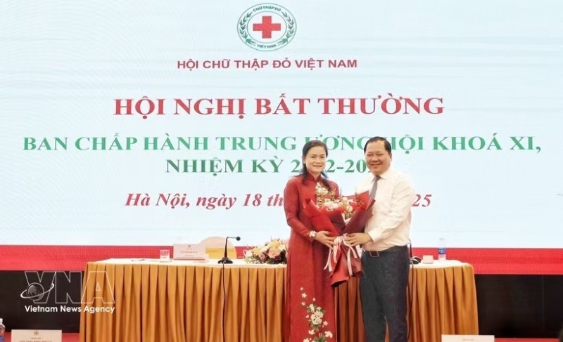 Do Thi Thu Thao (L) is re-elected as President of the 12th Vietnam Red Cross Society Central Committee for the 2026-2031 tenure. (Photo: VNA)