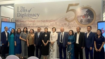 "កែវពង្រីកការទូត" រឹតចំណងមិត្តភាពវៀតណាម - ថៃ