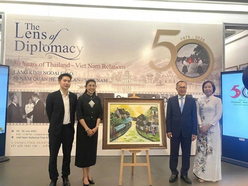 បណ្ឌិត Phan Chi Thanh ប្រគល់ជូនផ្ទាំងគំនូរ «ជ្រុងផ្លូវនៃវ័យកុមារភាព» ជូនចំពោះលោកស្រី Urawadee Sriphiromya ឯកអគ្គរដ្ឋទូតនៃព្រះរាជាណាចក្រថៃប្រចាំនៅវៀតណាម។ បណ្ឌិត Phan Chi Thanh ប្រគល់ជូនផ្ទាំងគំនូរ «ជ្រុងផ្លូវនៃវ័យកុមារភាព» ជូនចំពោះលោកស្រី Urawadee Sriphiromya ឯកអគ្គរដ្ឋទូតនៃព្រះរាជាណាចក្រថៃប្រចាំនៅវៀតណាម។