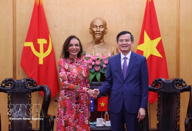 Politburo member, President of the Ho Chi Minh National Academy of Politics Doan Minh Huan (R) receives MP Anne Aly, Australian Minister for Small Business, Minister for International Development, and Minister for Multicultural Affairs in Hanoi on July 28. (Photo: VNA)