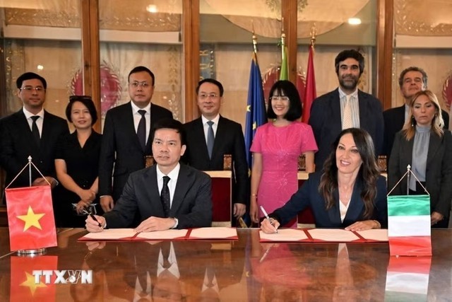Vice Chairman of Ha Noi's People's Committee Bui Duy Cuong and President of the Rome City Council Svetlana Celli sign a Joint Declaration on the establishment of a framework to promote substantive cooperation between the two capitals, Rome, Italy, July 27, 2026 - Photo: VNA
