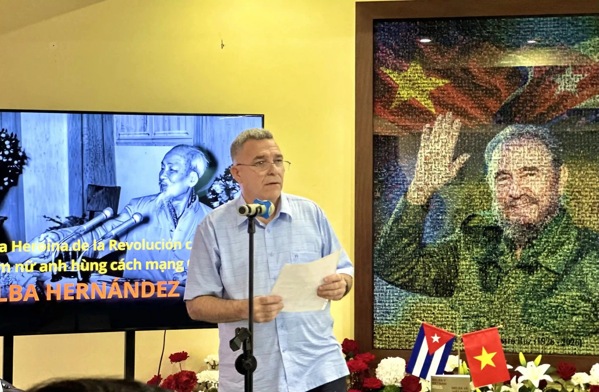 លោក Manuel Enrique Montané ចៅប្រុសរបស់វីរនារីបដិវត្តន៍គូបា Melba Hernández ចូលរួមពិធីរំលឹកខួបលើកទី ១០៥ នៃថ្ងៃកំណើតរបស់លោកស្រី នៅទីក្រុងហាណូយ។