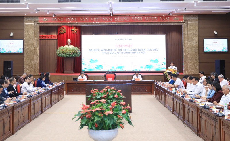 Nhiều ý kiến đóng góp nhằm tìm lời giải cho những bài toán phát triển của Thủ đô trong giai đoạn mới. (Ảnh: T.L) Nhiều ý kiến đóng góp nhằm tìm lời giải cho những bài toán phát triển của Thủ đô trong giai đoạn mới. (Ảnh: T.L)