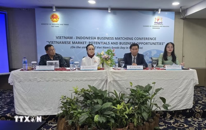 Ambassador Ta Van Thong and trade representatives from the two countries. (Photo: VNA)