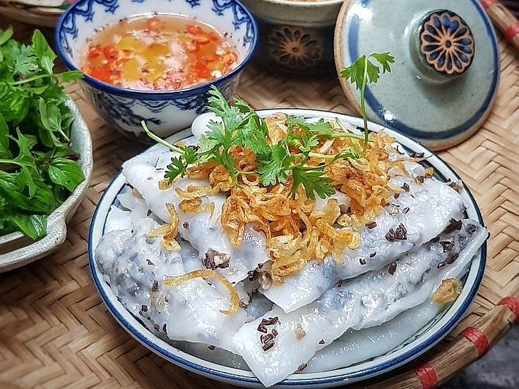 នំក Cuon ត្រូវបានមូលបន្ថែមនូវចំណែកស្នូលរួមមានសាច់ចិញ្ច្រាំ ផ្សិតត្រចៀកកណ្តុរ ញ៉ាំអមជាមួយបណ្តាប្រភេទបន្លែក្រអូប ខ្ទឹមបំពង រួមនឹងទឹកត្រី និងប្រហិត ដែលឆ្ងាញ់បំផុតគឺប្រភេទប្រហិតក្លិនឈើអែម។ រសជាតិនៃមុខម្ហូបនំក Cuon មានភាពពេញលេញ ល្អឥតខ្ចោះ ឬក៏អត់នោះ គឺអាស្រ័យទៅលើចានទឹកត្រីដែលញ៉ាំអមជាមួយផងដែរ។ នំក Cuon ត្រូវបានមូលបន្ថែមនូវចំណែកស្នូលរួមមានសាច់ចិញ្ច្រាំ ផ្សិតត្រចៀកកណ្តុរ ញ៉ាំអមជាមួយបណ្តាប្រភេទបន្លែក្រអូប ខ្ទឹមបំពង រួមនឹងទឹកត្រី និងប្រហិត ដែលឆ្ងាញ់បំផុតគឺប្រភេទប្រហិតក្លិនឈើអែម។ រសជាតិនៃមុខម្ហូបនំក Cuon មានភាពពេញលេញ ល្អឥតខ្ចោះ ឬក៏អត់នោះ គឺអាស្រ័យទៅលើចានទឹកត្រីដែលញ៉ាំអមជាមួយផងដែរ។