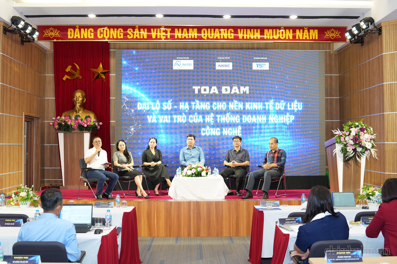 តុជុំពិភាក្សា «មហាវិថីឌីជីថល - ហេដ្ឋារចនាសម្ព័ន្ធសម្រាប់សេដ្ឋកិច្ចទិន្នន័យ និងតួនាទីនៃប្រព័ន្ធអាជីវកម្មបច្ចេកវិទ្យា» នៅក្នុងក្របខ័ណ្ឌនៃអង្គសិក្ខាសាលា។