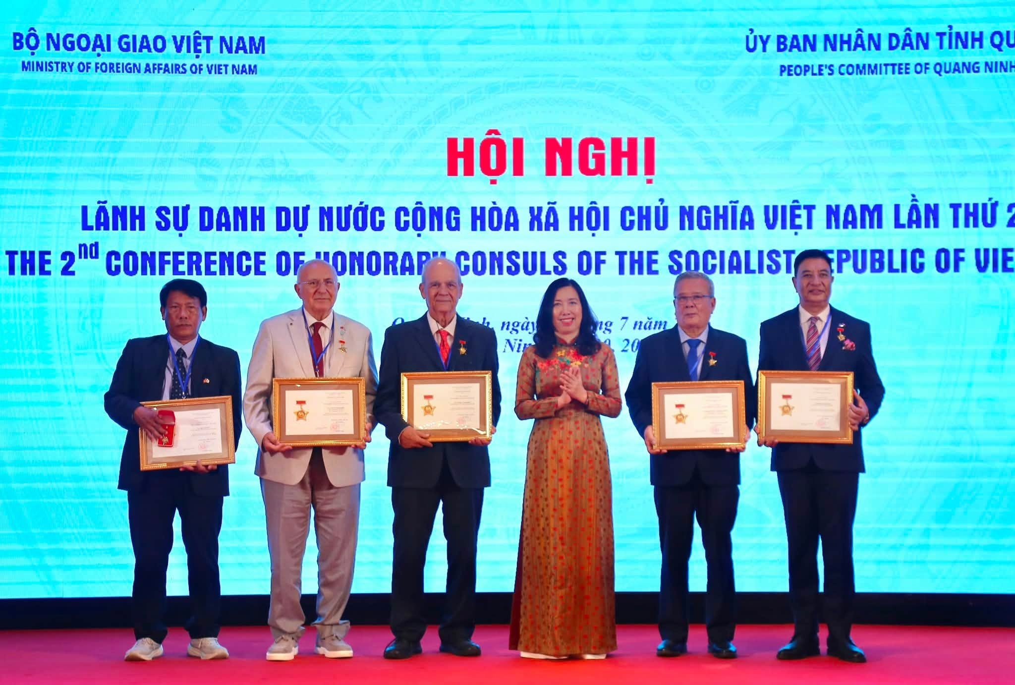 Thứ trưởng Bộ Ngoại giao Lê Thị Thu Hằng trao Kỷ niệm chương Mạng lưới Lãnh sự danh dự Việt Nam ở nước ngoài: Cầu nối tin cậy giữa Việt Nam với các đối tác quốc tế