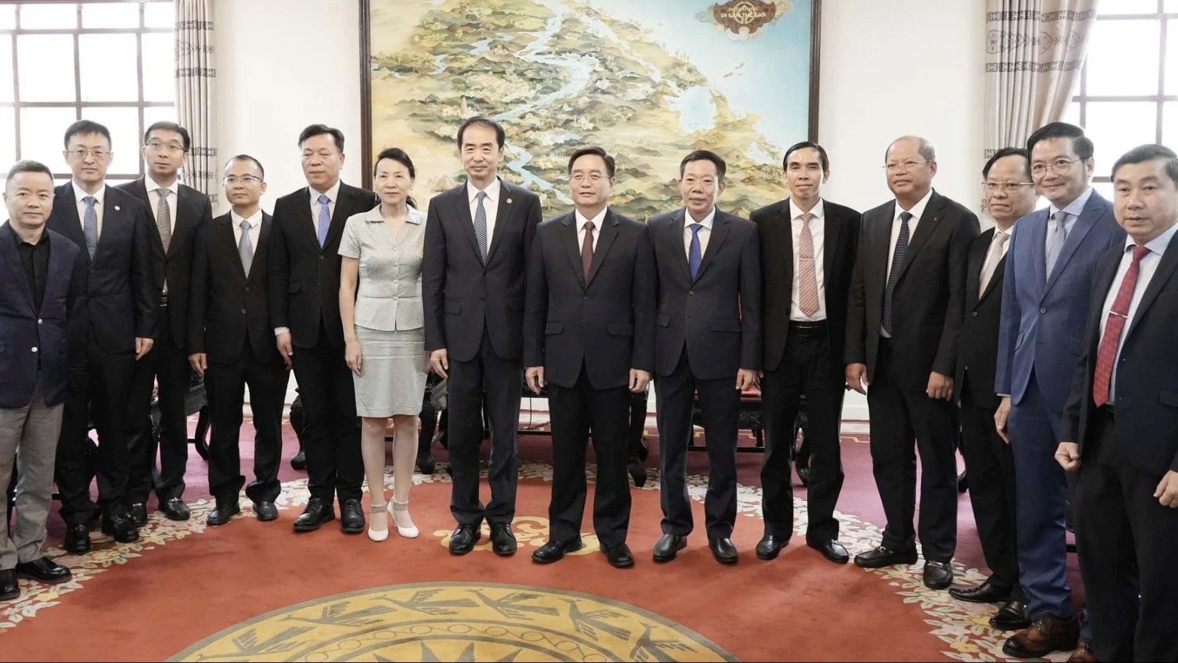 顺化市委书记阮廷忠礼节性会见中国驻越南大使
