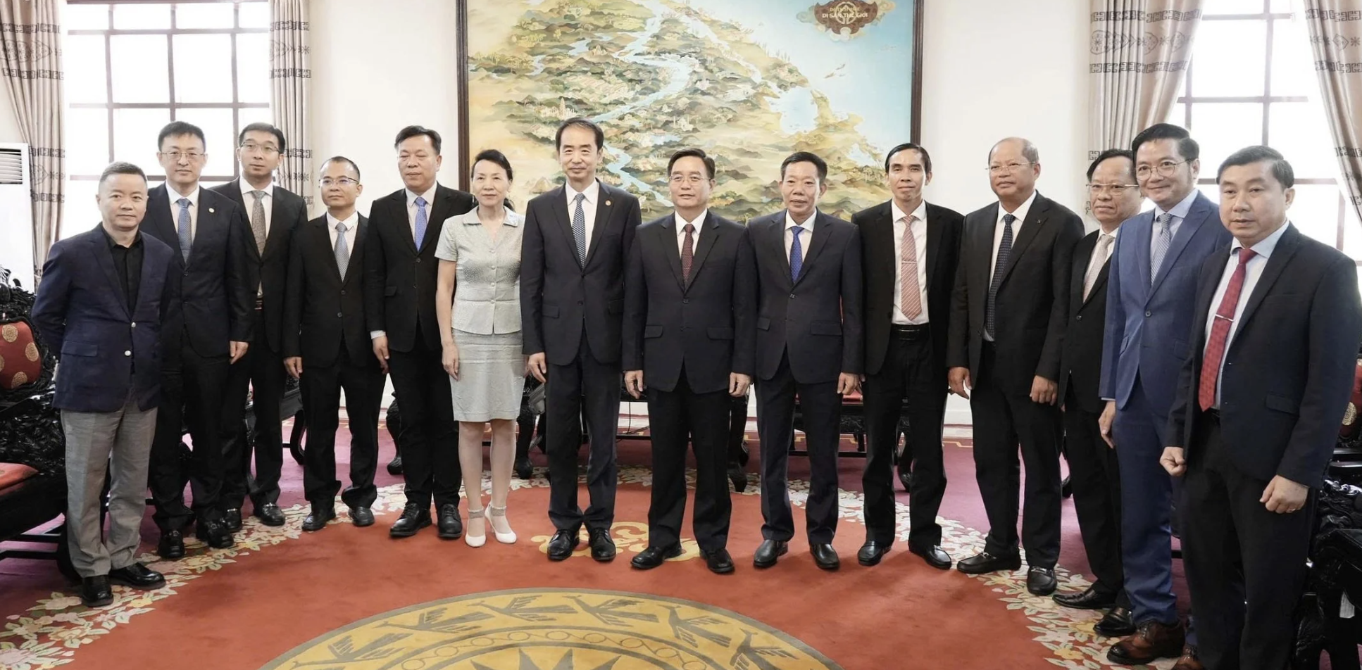 何炜大使及代表团与顺化市委书记阮廷忠及各成员合影留念