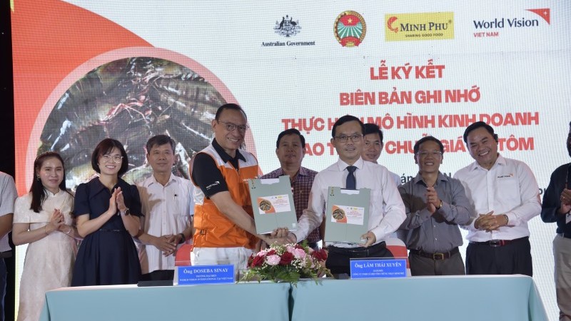World Vision ສະໜັບສະໜູນຄອບຄົວລ້ຽງກຸ້ງ ເພື່ອພັດທະນາຊີວິດການເປັນຢູ່ຢ່າງຍືນຍົງ