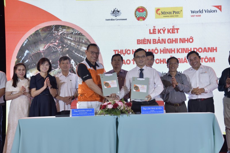 World Vision ສະໜັບສະໜູນຄອບຄົວລ້ຽງກຸ້ງ ເພື່ອພັດທະນາຊີວິດການເປັນຢູ່ຢ່າງຍືນຍົງ