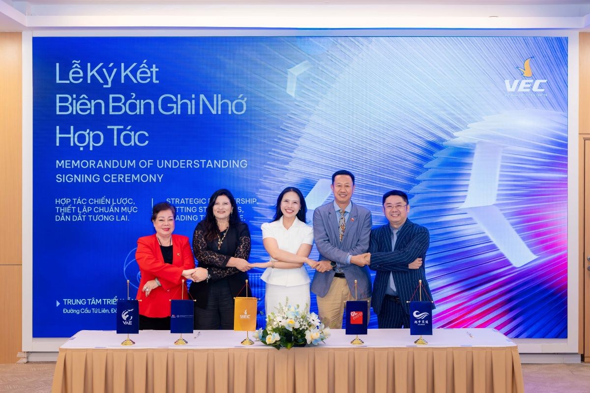 Với 3 đợt ký kết được tổ chức thành công, Trung tâm Triển lãm Việt Nam (VEC) tiếp tục chiến lược mở rộng mạng lưới đối tác từ các nhà tổ chức triển lãm, đơn vị cung ứng dịch vụ, đến các Phòng Thương mại, hiệp hội doanh nghiệp và tổ chức xúc tiến đầu tư. Với 3 đợt ký kết được tổ chức thành công, Trung tâm Triển lãm Việt Nam (VEC) tiếp tục chiến lược mở rộng mạng lưới đối tác từ các nhà tổ chức triển lãm, đơn vị cung ứng dịch vụ, đến các Phòng Thương mại, hiệp hội doanh nghiệp và tổ chức xúc tiến đầu tư.