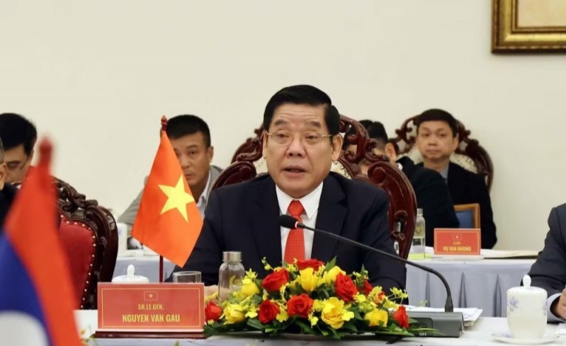 ឧត្តមសេនីយ៍ឯក Nguyen Van Gau អនុរដ្ឋមន្ត្រីក្រសួងការពារជាតិ ប្រធានគណៈកម្មាធិការការងារពិសេសរដ្ឋាភិបាលវៀតណាម អញ្ជើញចូលរួមកិច្ចប្រជុំ។