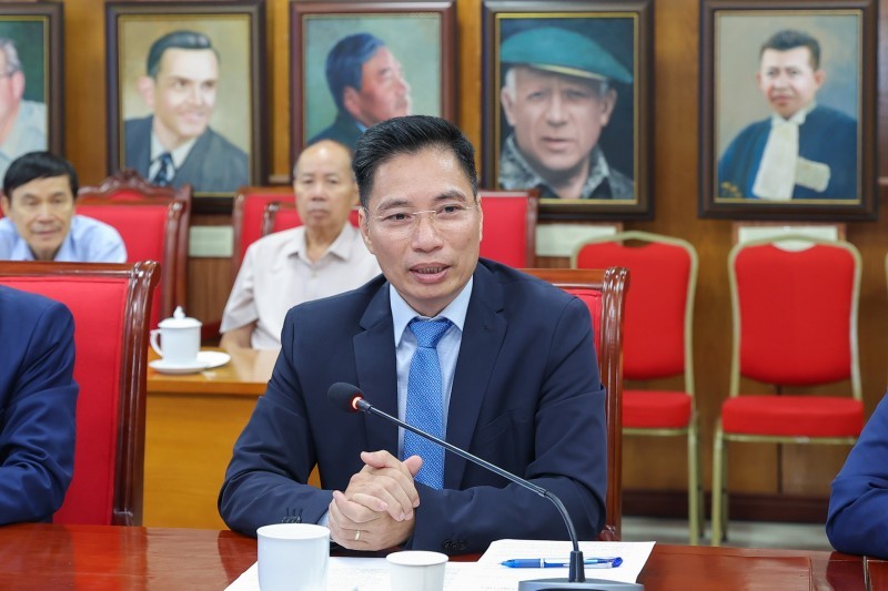 លោក Tran Phu Cuong ប្រធាននាយកដ្ឋានអឺរ៉ុប នៃសម្ព័ន្ធសមាគមអង្គការមិត្តភាពវៀតណាម ថ្លែងមតិនៅឯកិច្ចប្រជុំ។