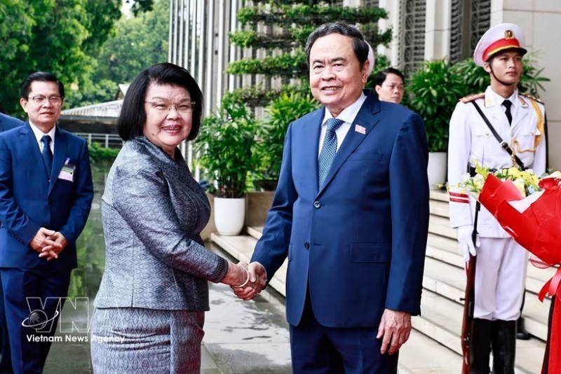 National Assembly Chairman Tran Thanh Man (R) welcomes Cambodian National Assembly President Samdech Khuon Sudary, who paid an official visit to Vietnam from July 27 to 29. (Photo: VNA)