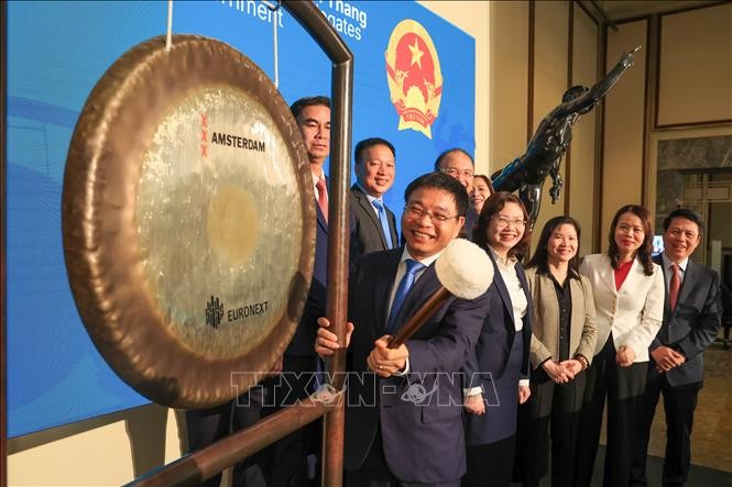 Phó Thủ tướng Nguyễn Văn Thắng thực hiện nghi thức đánh cồng mở cửa phiên giao dịch. Phó Thủ tướng Nguyễn Văn Thắng thực hiện nghi thức đánh cồng mở cửa phiên giao dịch.