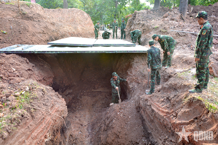Lực lượng tìm kiếm, quy tập hài cốt tại Công viên Lê Thị Riêng. Lực lượng tìm kiếm, quy tập hài cốt tại Công viên Lê Thị Riêng.