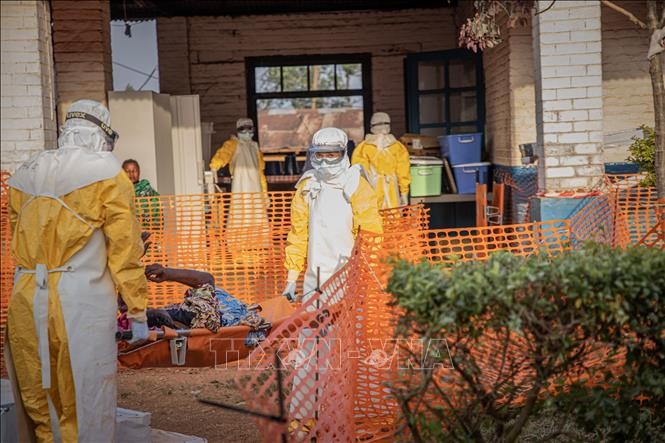Nhân viên y tế chuyển bệnh nhân Ebola tới trung tâm điều trị tại tỉnh Ituri, CHDC Congo. Ảnh: THX/TTXVN Nhân viên y tế chuyển bệnh nhân Ebola tới trung tâm điều trị tại tỉnh Ituri, CHDC Congo. Ảnh: THX/TTXVN