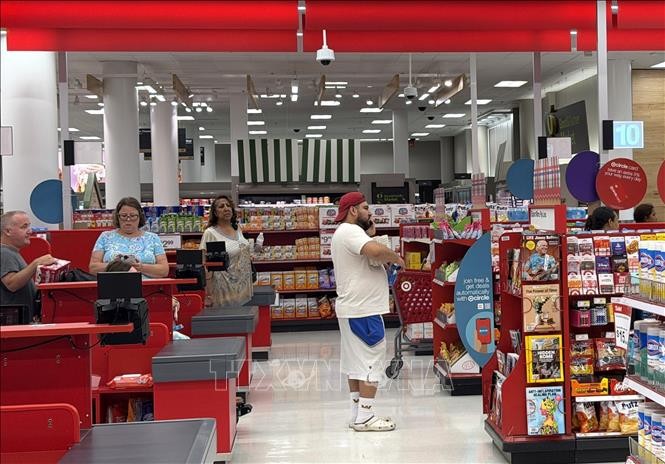 Người tiêu dùng xếp hàng thanh toán tại một trung tâm thương mại ở bang Maryland (Mỹ) ngày 1/8/2026. (Ảnh: TTXVN) Người tiêu dùng xếp hàng thanh toán tại một trung tâm thương mại ở bang Maryland (Mỹ) ngày 1/8/2026. (Ảnh: TTXVN)