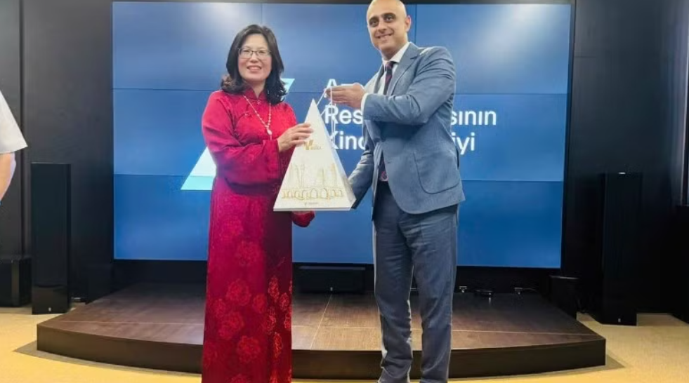 Ông Rashad Azizov-Tổng Giám đốc Cơ quan Điện ảnh Azerbaijan tặng quà đoàn Viện Phim Việt Nam.