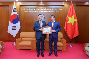 Trao tặng Đại sứ Choi Young Sam Kỷ niệm chương Vì Hoà bình, hữu nghị giữa các dân tộc
