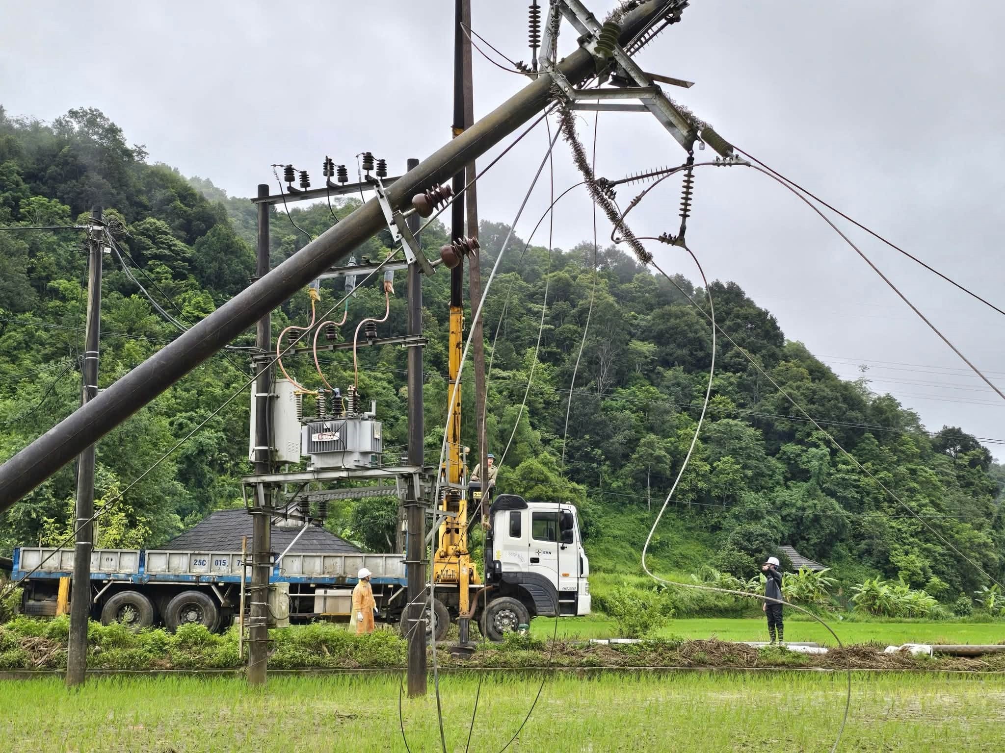 CBNV EVNNPC bám sát hiện trường, khắc phục sự cố lưới điện trong điều kiện thời tiết, địa hình phức tạp CBNV EVNNPC bám sát hiện trường, khắc phục sự cố lưới điện trong điều kiện thời tiết, địa hình phức tạp