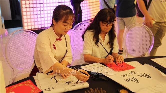 Khách tham gia trải nghiệm các trò chơi dân gian Việt Nam. Khách tham gia trải nghiệm các trò chơi dân gian Việt Nam.