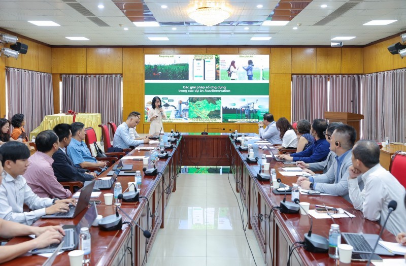 លោកស្រី Nguyen Thi Huong Thao អ្នកគ្រប់គ្រងកម្មវិធី Aus4Innovation ចំណុះអង្គការស្រាវជ្រាវវិទ្យាសាស្ត្រ និងឧស្សាហកម្ម នៃកុសលសម្ព័ន្ធអូស្ត្រាលី (CSIRO) ចូលរួមធ្វើបទអន្តរាគមន៍ នៅឯអង្គសិក្ខាសាលា។ លោកស្រី Nguyen Thi Huong Thao អ្នកគ្រប់គ្រងកម្មវិធី Aus4Innovation ចំណុះអង្គការស្រាវជ្រាវវិទ្យាសាស្ត្រ និងឧស្សាហកម្ម នៃកុសលសម្ព័ន្ធអូស្ត្រាលី (CSIRO) ចូលរួមធ្វើបទអន្តរាគមន៍ នៅឯអង្គសិក្ខាសាលា។