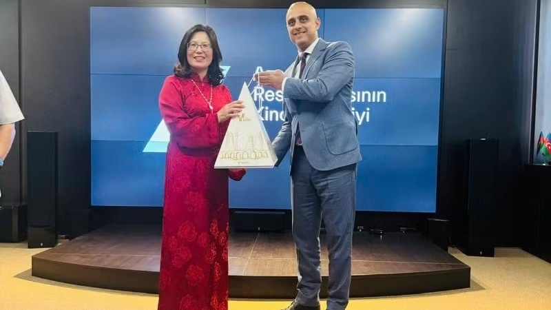 Director General of the Azerbaijan Film Agency Rashad Azizov presents a gift to the Vietnam Film Institute delegation. (Photo: Nhan Dan Newspaper) Director General of the Azerbaijan Film Agency Rashad Azizov presents a gift to the Vietnam Film Institute delegation. (Photo: Nhan Dan Newspaper)