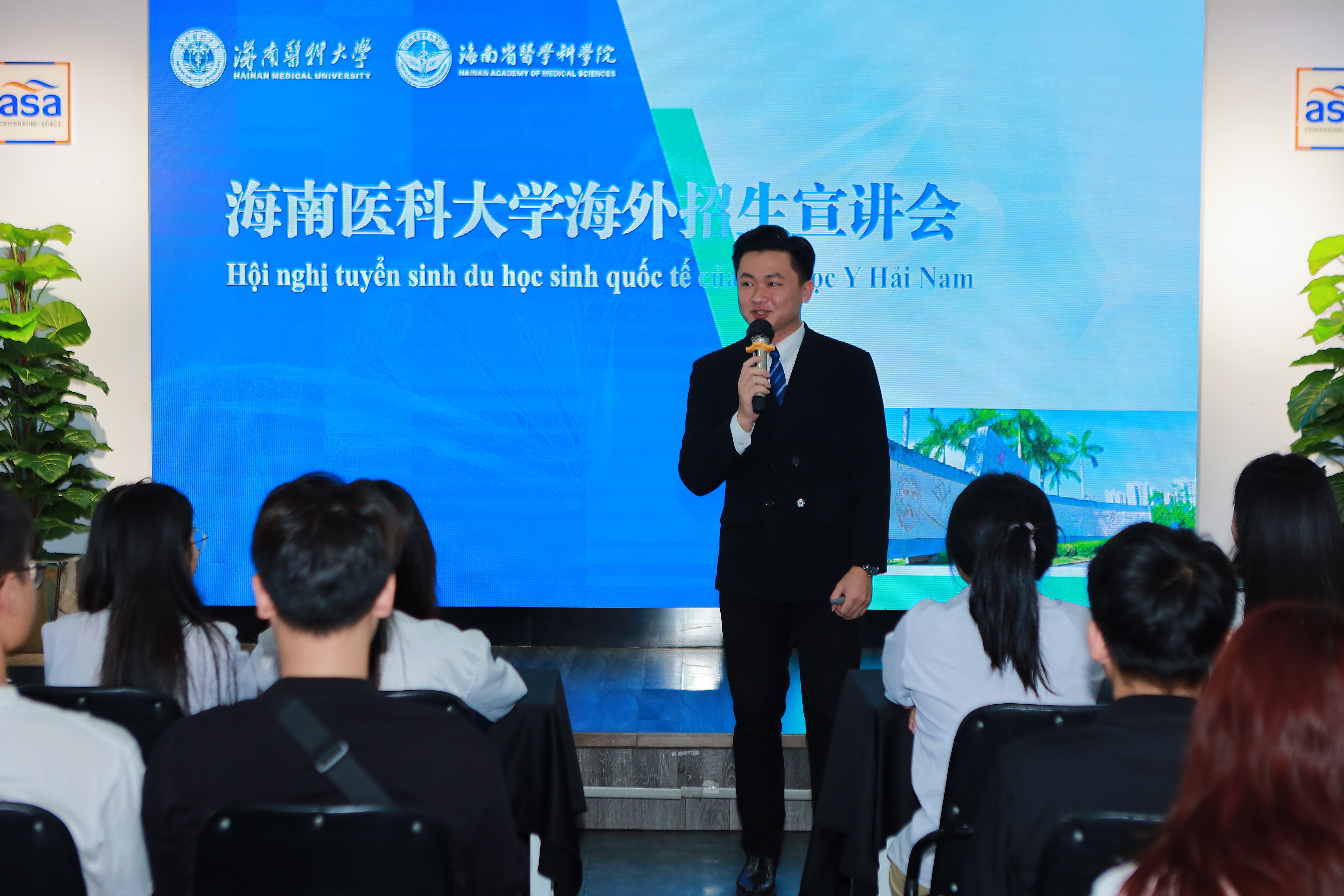 宣讲主讲人表示,海南自贸港的高速发展,为本土高等教育国际化发展创造了前所未有的战略机遇。 宣讲主讲人表示,海南自贸港的高速发展,为本土高等教育国际化发展创造了前所未有的战略机遇。