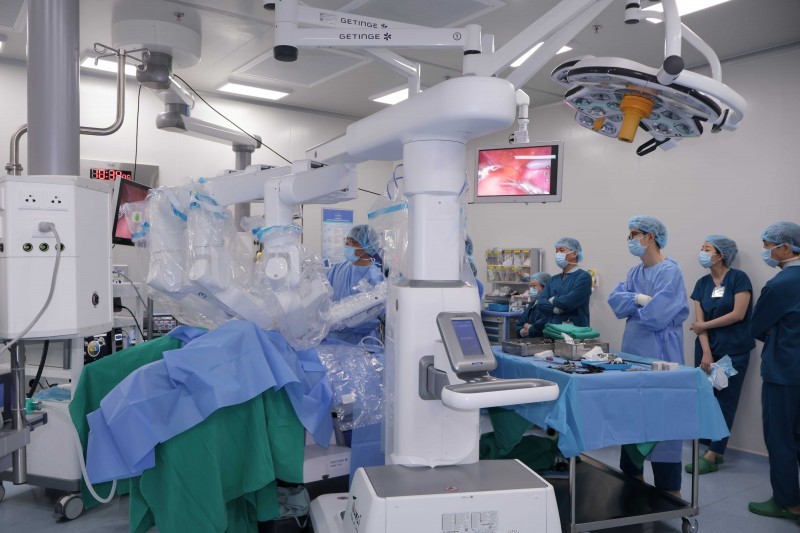 Robot Toumai không thay thế bác sĩ mà đóng vai trò như “cánh tay nối dài”, giúp bác sĩ quan sát rõ hơn, thao tác chính xác hơn ở những vị trí sâu và hẹp, từ đó góp phần giảm sang chấn và hỗ trợ người bệnh hồi phục nhanh hơn. Robot Toumai không thay thế bác sĩ mà đóng vai trò như “cánh tay nối dài”, giúp bác sĩ quan sát rõ hơn, thao tác chính xác hơn ở những vị trí sâu và hẹp, từ đó góp phần giảm sang chấn và hỗ trợ người bệnh hồi phục nhanh hơn.