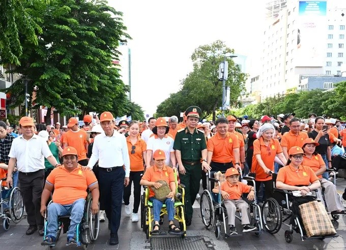 胡志明市举行“为橙剂受害者”公益健步走活动 胡志明市举行“为橙剂受害者”公益健步行活动